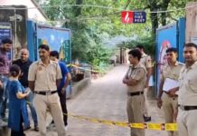 सुबह-सुबह ईमेल से बम धमकी, स्कूल खाली कराए गए, डॉग स्क्वायड जांच में जुटी दिल्ली पुलिस अलर्ट मोड Delhi School Bom