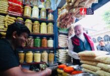 भाई मुझे अच्छे वाला झालमुड़ी खिलाओ… बंगाल चुनाव में PM मोदी का अलग अंदाज, रुपये भी दिए PM Modi