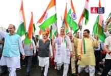 बारिश भी नहीं रोक पाई देशभक्ति! जयपुर में नड्डा-भजनलाल संग हजारों कार्यकर्ताओं ने तिरंगा लहराकर माहौल बदल दिया। Bhajanlal Sharma
