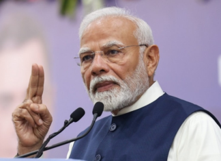 MLC चुनाव नतीजों पर पीएम मोदी का कांग्रेस पर तंज: बैलेट पेपर से हुए चुनाव में भी खाता नहीं खोल पाई पार्टी PM Narendra Modi and BJP workers celebrating after MLC election results victory in ballot paper voting.