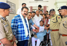 जयपुर पुलिस कमिश्नरेट में 40 घंटे बाद कांग्रेस का धरना खत्म, रितु बराला केस में हाईकोर्ट जाएगी पार्टी जयपुर पुलिस कमिश्नरेट में धरने के दौरान व्हीलचेयर पर बैठे गोविंद सिंह डोटासरा और कांग्रेस नेता