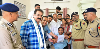 जयपुर पुलिस कमिश्नरेट में 40 घंटे बाद कांग्रेस का धरना खत्म, रितु बराला केस में हाईकोर्ट जाएगी पार्टी जयपुर पुलिस कमिश्नरेट में धरने के दौरान व्हीलचेयर पर बैठे गोविंद सिंह डोटासरा और कांग्रेस नेता