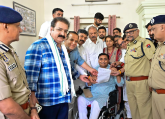 जयपुर पुलिस कमिश्नरेट में 40 घंटे बाद कांग्रेस का धरना खत्म, रितु बराला केस में हाईकोर्ट जाएगी पार्टी जयपुर पुलिस कमिश्नरेट में धरने के दौरान व्हीलचेयर पर बैठे गोविंद सिंह डोटासरा और कांग्रेस नेता