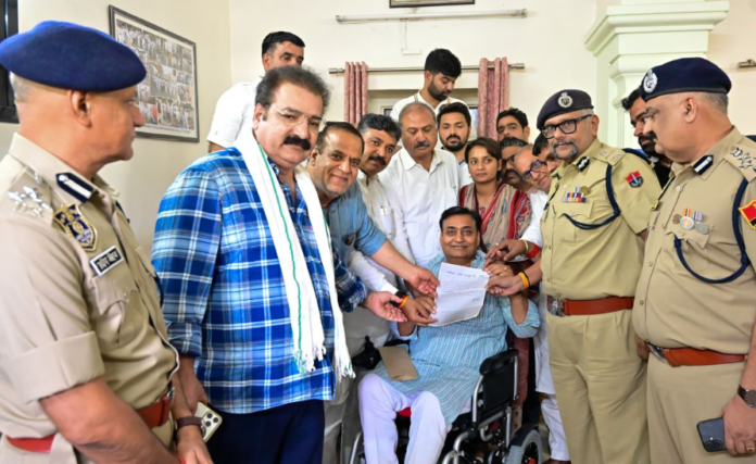 जयपुर पुलिस कमिश्नरेट में धरने के दौरान व्हीलचेयर पर बैठे गोविंद सिंह डोटासरा और कांग्रेस नेता