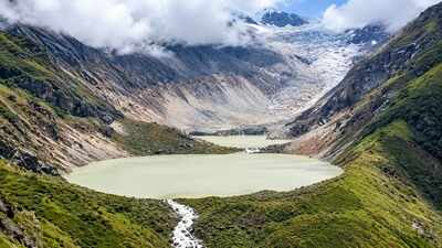 भूटान की पहाड़ियों में स्थित उच्च-तुंगता वाली ग्लेशियल झीलें भूटान के हरे-भरे हिमालयी पहाड़ों के बीच स्थित एक ग्लेशियल झील का सुंदर और प्राकृतिक दृश्य।