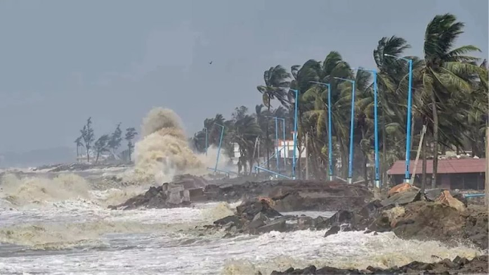 चक्रवात अर्नब (Cyclone Arnab) चक्रवात अर्नब के कारण आंध्र प्रदेश में बारिश और तेज हवाओं से उखड़े पेड़ और क्षतिग्रस्त इलाके